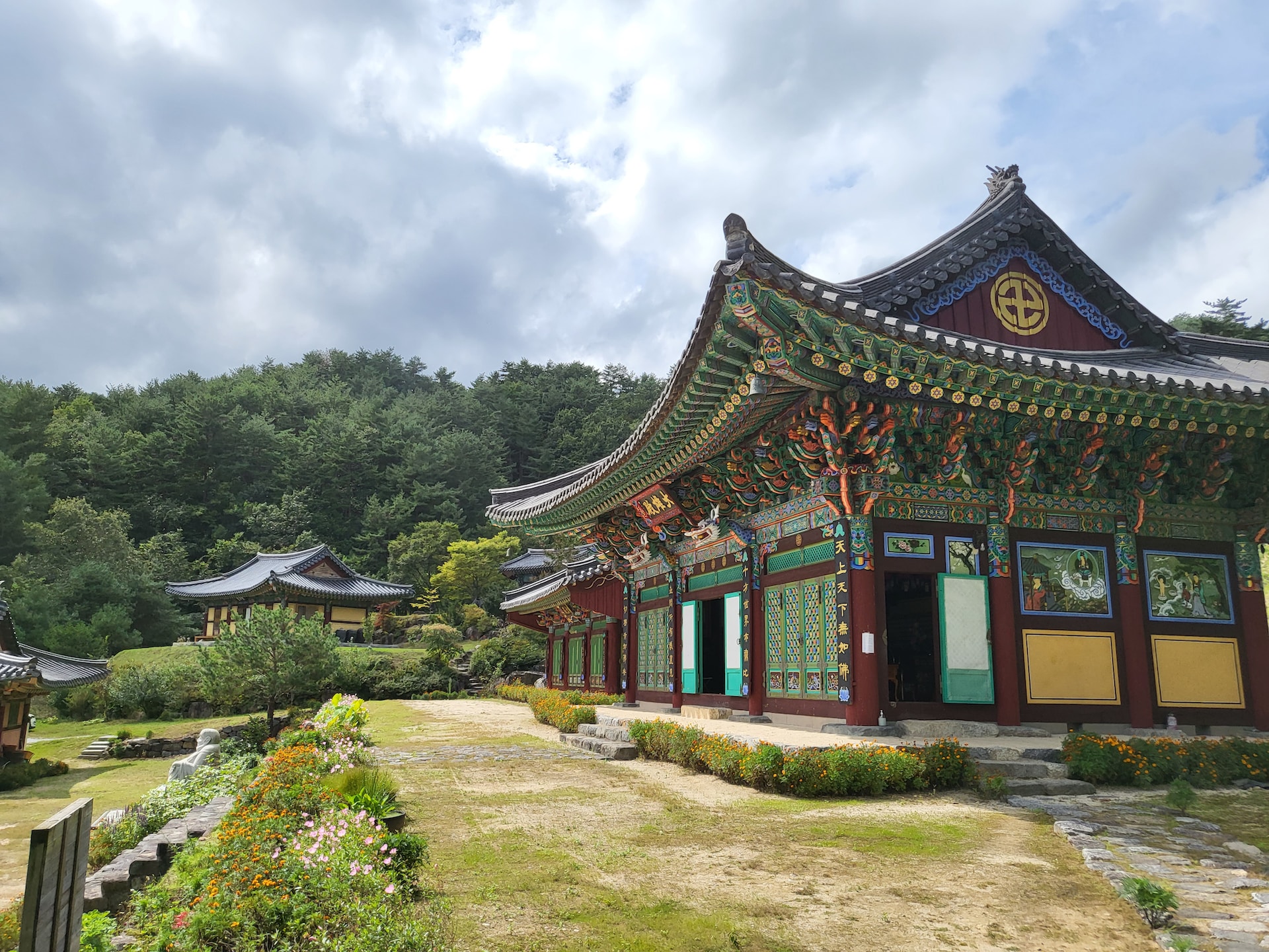 A photo of a Korean temple available for temple stays