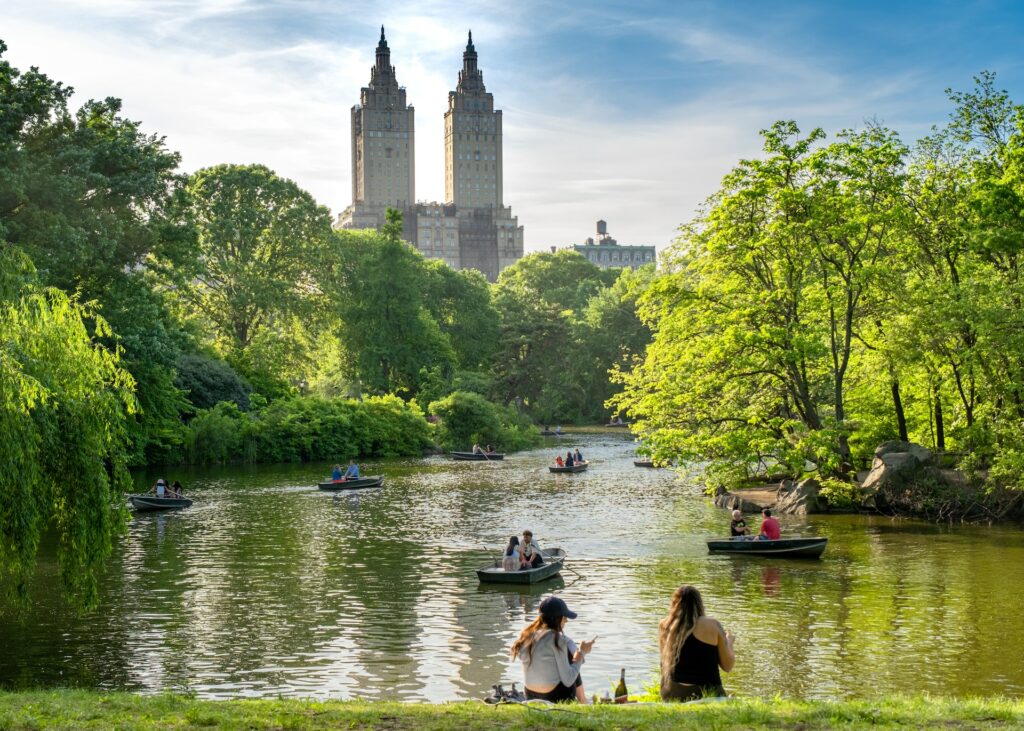 A trip to New York is incomplete without visiting Central park, one of its most famous landmarks